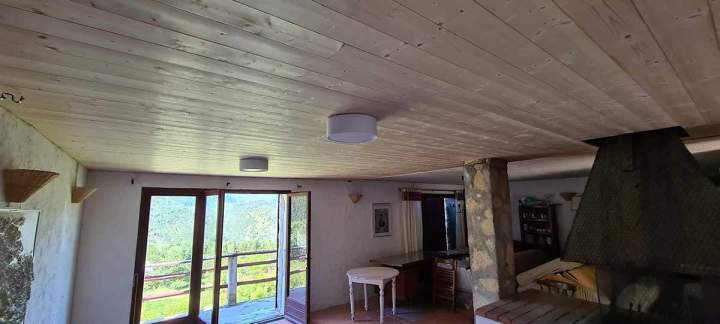 Pose de faux plafond rapide et soignée.