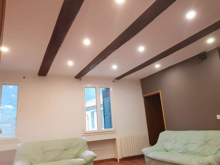 Pose de faux plafond rapide et soignée.